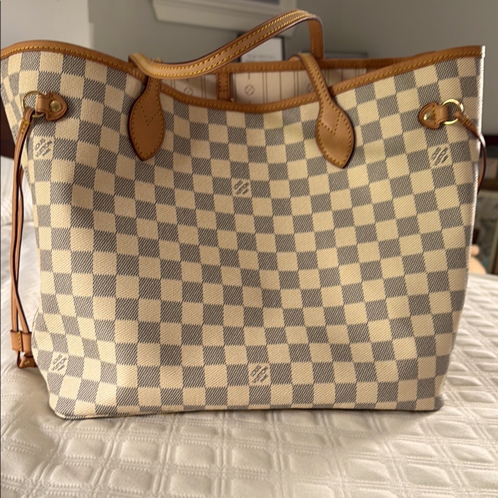 Excellent knock off of a famous label tote, never used